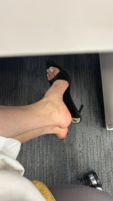 anna76so0's tweet photo. 真的有人喜欢脚吗 https://t.co/UgTsVeU2VT