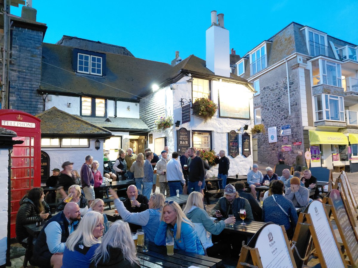 Juzza07's tweet photo. Good evening St Ives (Cornwall) !

Great to be back SW at one of my favourite pubs of all time
Long w.e visit with the wife for vistas and ales.

#gelovejuzza07
#thesloop https://t.co/Qm8QRSqOEo