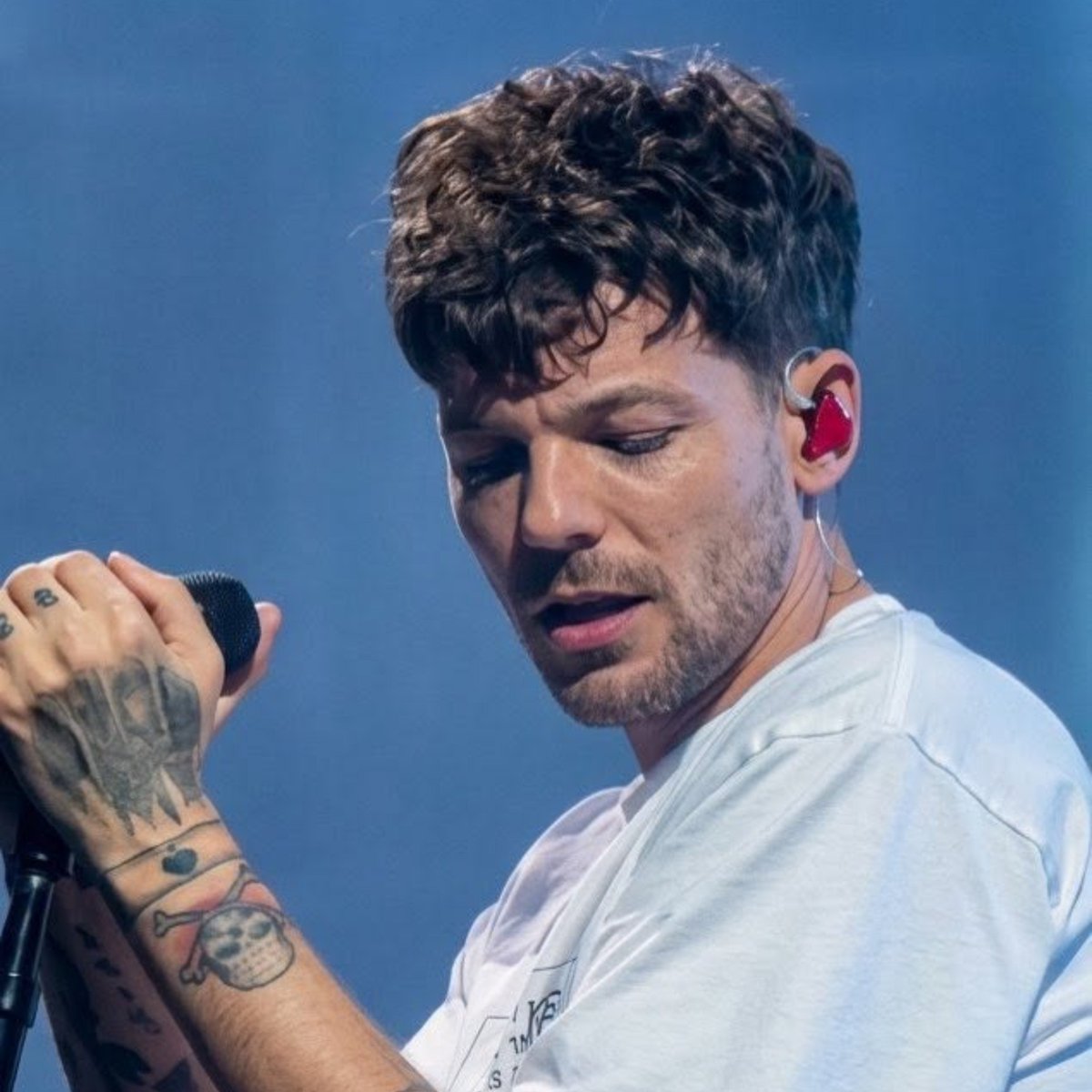 LouisTArgentina's tweet photo. "Me siento muy, muy orgulloso de ello. Toma un segundo para realmente caer en lo que esta pasando. En cada lanzamiento todo es muy emocionante, pero también hay mucha presión, mientras que ahora ha pasado suficiente tiempo para ver las cosas con más claridad.
​Podría haber hecho fácilmente un disco un poco más seguro, una versión de algo que ya había hecho antes. Pero hay momentos en este disco, en cuanto al sonido, con los que no había jugado antes a nivel de géneros. Pensé que se sentía muy valiente mostrar quién era yo musicalmente. Pero, viéndolo en retrospectiva, es algo totalmente predecible y muy común cuando la gente viene de un entorno más pop. Me di cuenta de que, con este disco, lo más valiente y seguro que podía hacer era abrazar completamente el pop." – Louis cuando le preguntaron en su entrevista con Rolling Stone Uncut como había sido su reacción tras haber lanzado HDWGH 🤩