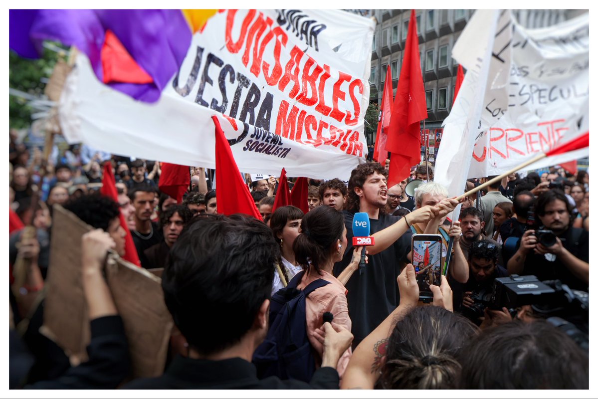 Inigosierra's tweet photo. Manifestantes se agrupan en el Congreso de los Diputados tras la derogación de los dos decretos de vivienda, debido al rechazo de PP, VOX y Junts

26S🚩🚩

#maricarmen #congreso #sol #decreto #vivienda #PP #Vox #Junts #CJS https://t.co/IgrQ2iEzjG
