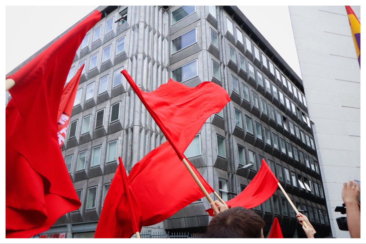 Inigosierra's tweet photo. Manifestantes se agrupan en el Congreso de los Diputados tras la derogación de los dos decretos de vivienda, debido al rechazo de PP, VOX y Junts

26S🚩🚩

#maricarmen #congreso #sol #decreto #vivienda #PP #Vox #Junts #CJS https://t.co/IgrQ2iEzjG
