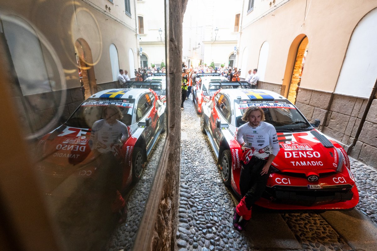 LVRally's tweet photo. Lai gan visu piektdienu Rally Italia Sardegna līderpozīcijā turējās Adriana Formo ekipāža, līdz ar dienas noslēdzošā ātrumposma finišu - viņam nācās atkāpties sava Hyundai Shell Mobis WRT komandas biedra Tjerī Nevila priekšā. Kopvērtējuma trešajā pozīcijā šobrīd Toyota Gazoo Racing WRT komandas pilota Olivera Solberga ekipāža - atgādināsim, ka tieši viņi piektdienu iesāka esot rallija līderpozīcijā. Piektdienas izskaņā ātrākā no M-Sport Ford WRT ir Džoša Makerlīna ekipāža, kas ierindojas septītajā vietā. Tikmēr liepājnieki Sesks / Francis piektdienas trešajā ātrumposmā bija spiesti mainīt pārsisto riteni, kamdēļ zaudēja tik vērtīgās sekundes… Tomēr, rallijs ar to nav beidzies - šobrīd desmitā vieta un mūs vēl sagaida desmit ātrumposmi.

Sestdienas pirmā ātrumposma starts - plkst. 9:01.

📸 #RedBullContentPool #WRC #RallyItaliaSardegna