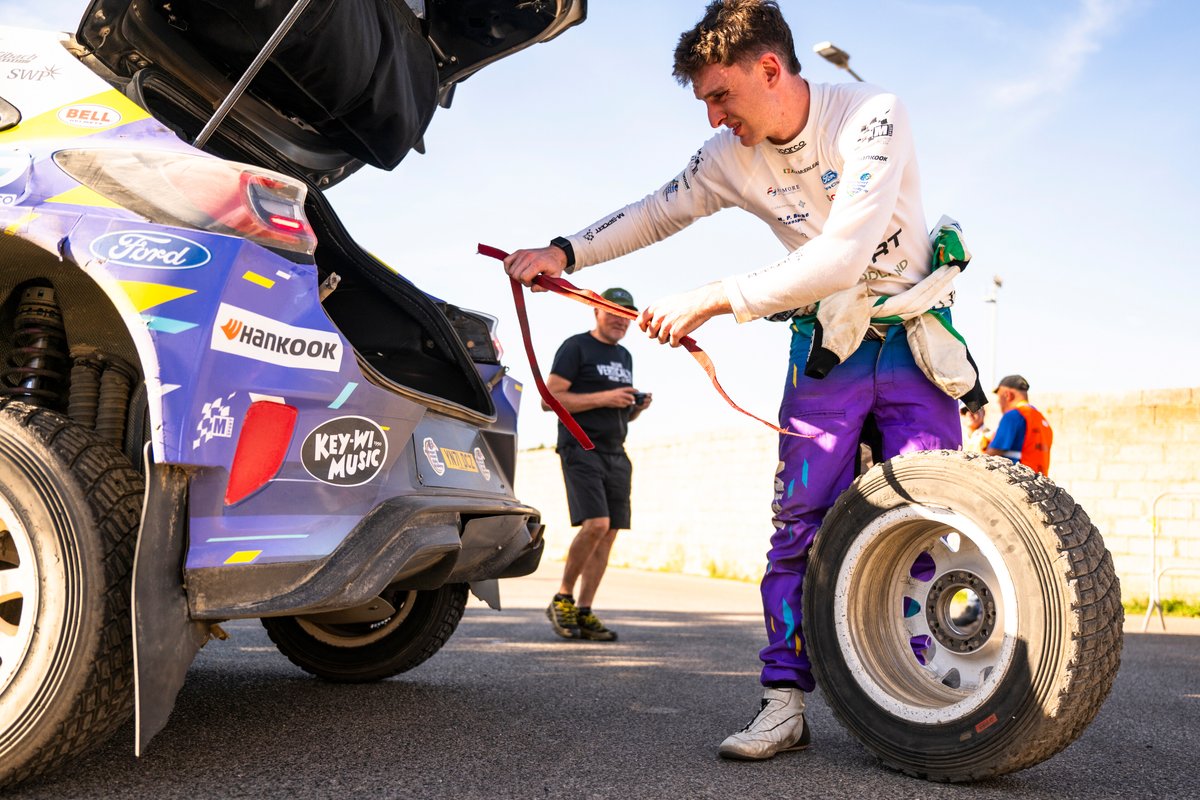 LVRally's tweet photo. Lai gan visu piektdienu Rally Italia Sardegna līderpozīcijā turējās Adriana Formo ekipāža, līdz ar dienas noslēdzošā ātrumposma finišu - viņam nācās atkāpties sava Hyundai Shell Mobis WRT komandas biedra Tjerī Nevila priekšā. Kopvērtējuma trešajā pozīcijā šobrīd Toyota Gazoo Racing WRT komandas pilota Olivera Solberga ekipāža - atgādināsim, ka tieši viņi piektdienu iesāka esot rallija līderpozīcijā. Piektdienas izskaņā ātrākā no M-Sport Ford WRT ir Džoša Makerlīna ekipāža, kas ierindojas septītajā vietā. Tikmēr liepājnieki Sesks / Francis piektdienas trešajā ātrumposmā bija spiesti mainīt pārsisto riteni, kamdēļ zaudēja tik vērtīgās sekundes… Tomēr, rallijs ar to nav beidzies - šobrīd desmitā vieta un mūs vēl sagaida desmit ātrumposmi.

Sestdienas pirmā ātrumposma starts - plkst. 9:01.

📸 #RedBullContentPool #WRC #RallyItaliaSardegna