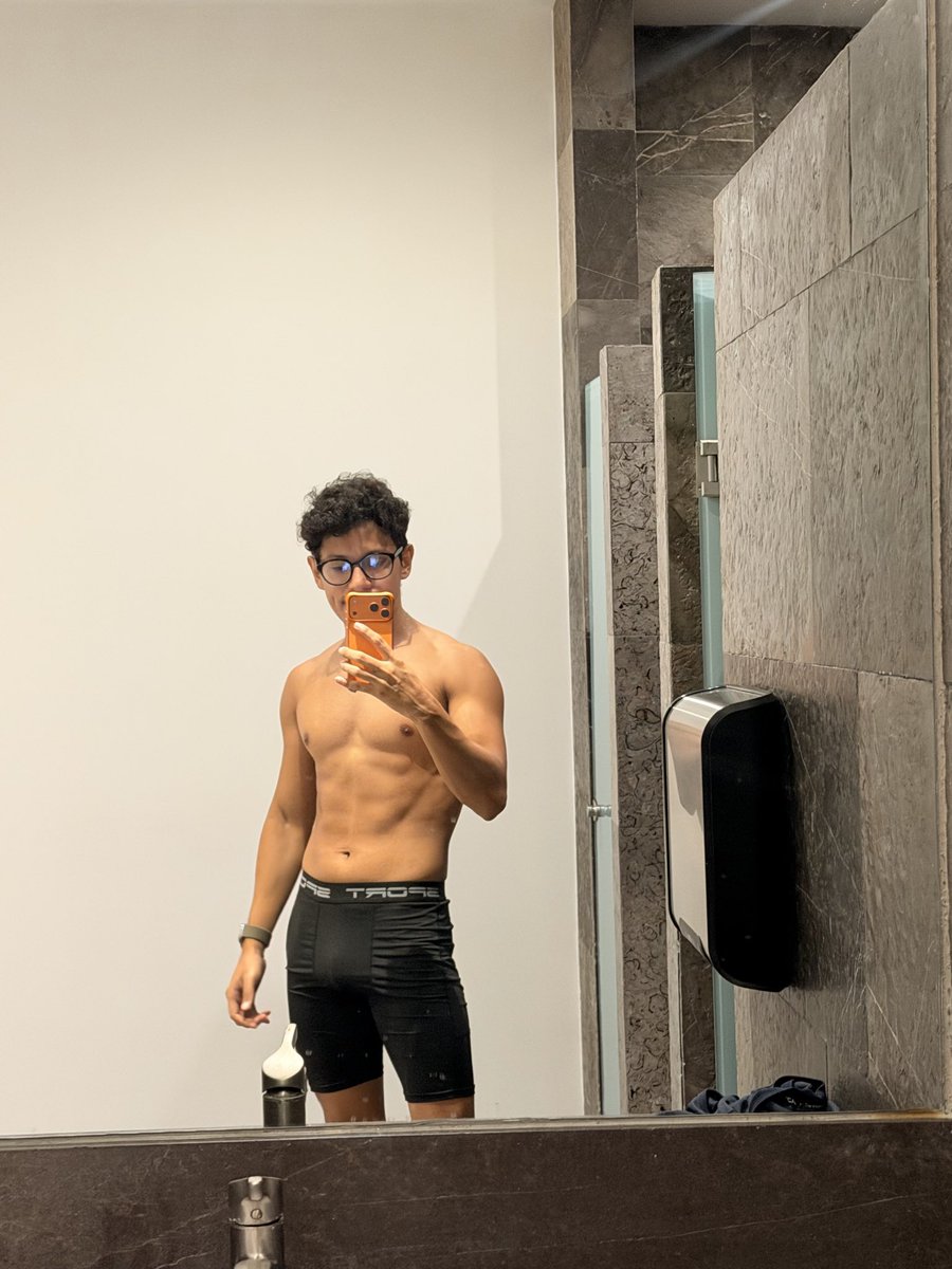 Arnulfis00's tweet photo. Por fin viernesss 🤭💪🌀

#gayvers #gaymonterrey #montegay #boys #gay #running #fitnesss https://t.co/6gxmKuhRt4