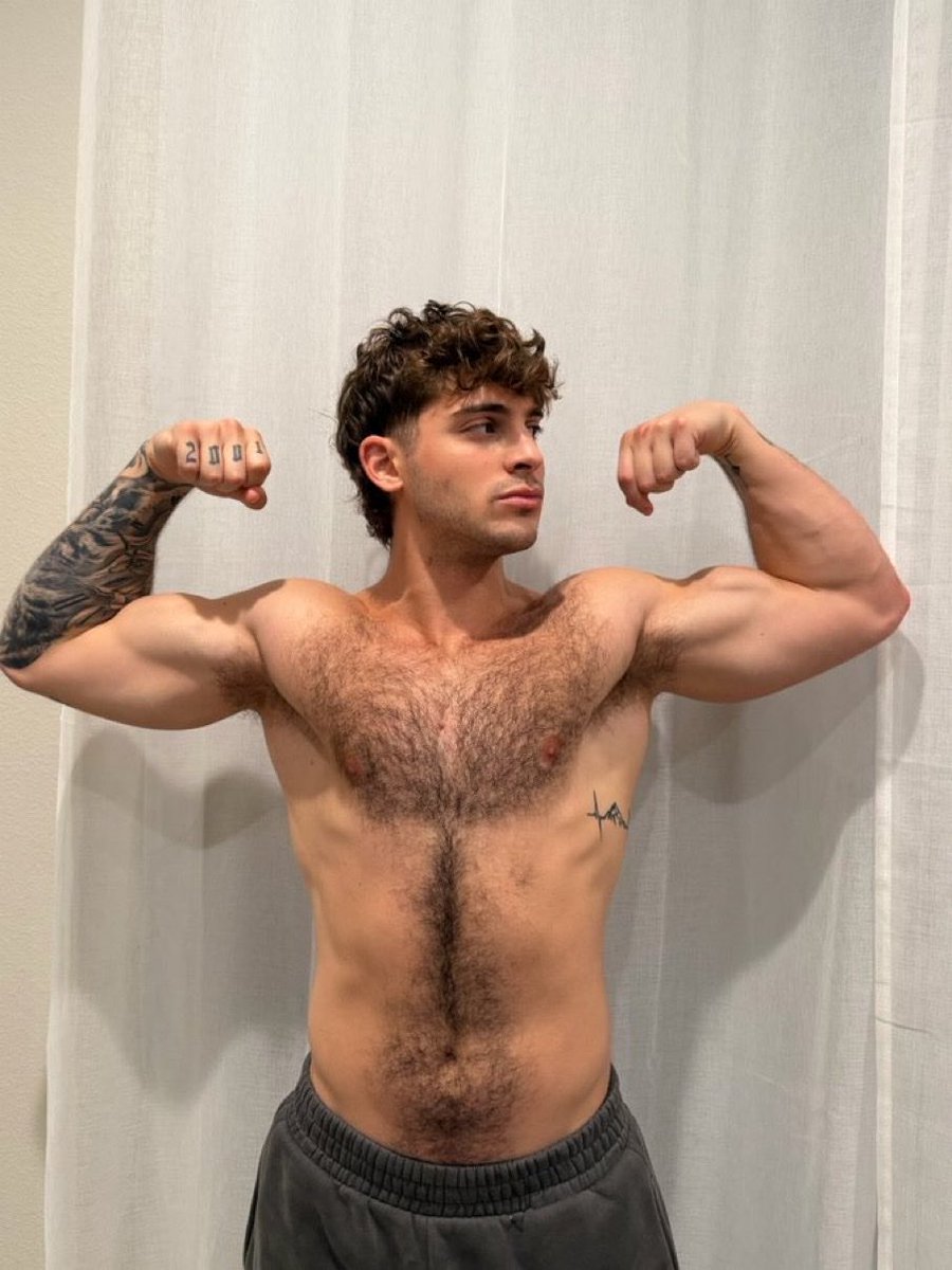 MasterDegen_1's tweet photo. My biceps control you https://t.co/wK9gP02RtO