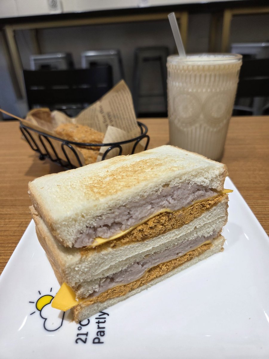 mukeshejin's tweet photo. Taro paste, pork floss, and cheese sandwich with a glass of milk. https://t.co/C8QWg4azgX