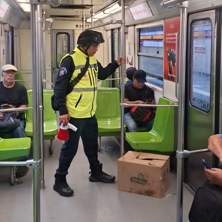 MetroCDMX's tweet photo. @2012i8 @ClaraBrugadaM Karla, elementos de seguridad realizaron inspección en el vagón R.3677, detectando la caja mencionada. Gracias por el comentario. https://t.co/NJ7QKK1iUS