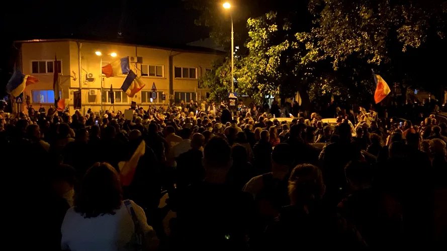 ViorelRusu91's tweet photo. 🫡A fourth night of protests outside the Central Detention Facility, where Călin Georgescu is being held. Hundreds of people are chanting slogans in support of the former presidential candidate.🇷🇴 https://t.co/Fw43BMpNcj