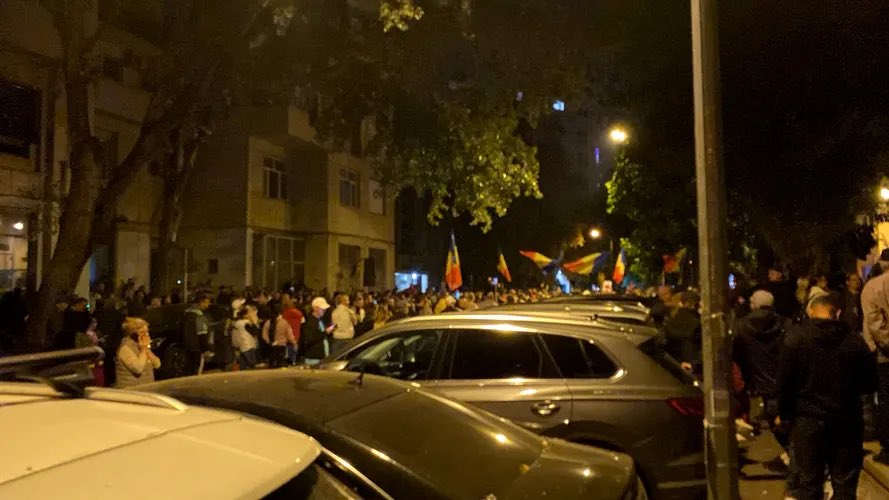 ViorelRusu91's tweet photo. 🫡A fourth night of protests outside the Central Detention Facility, where Călin Georgescu is being held. Hundreds of people are chanting slogans in support of the former presidential candidate.🇷🇴 https://t.co/Fw43BMpNcj