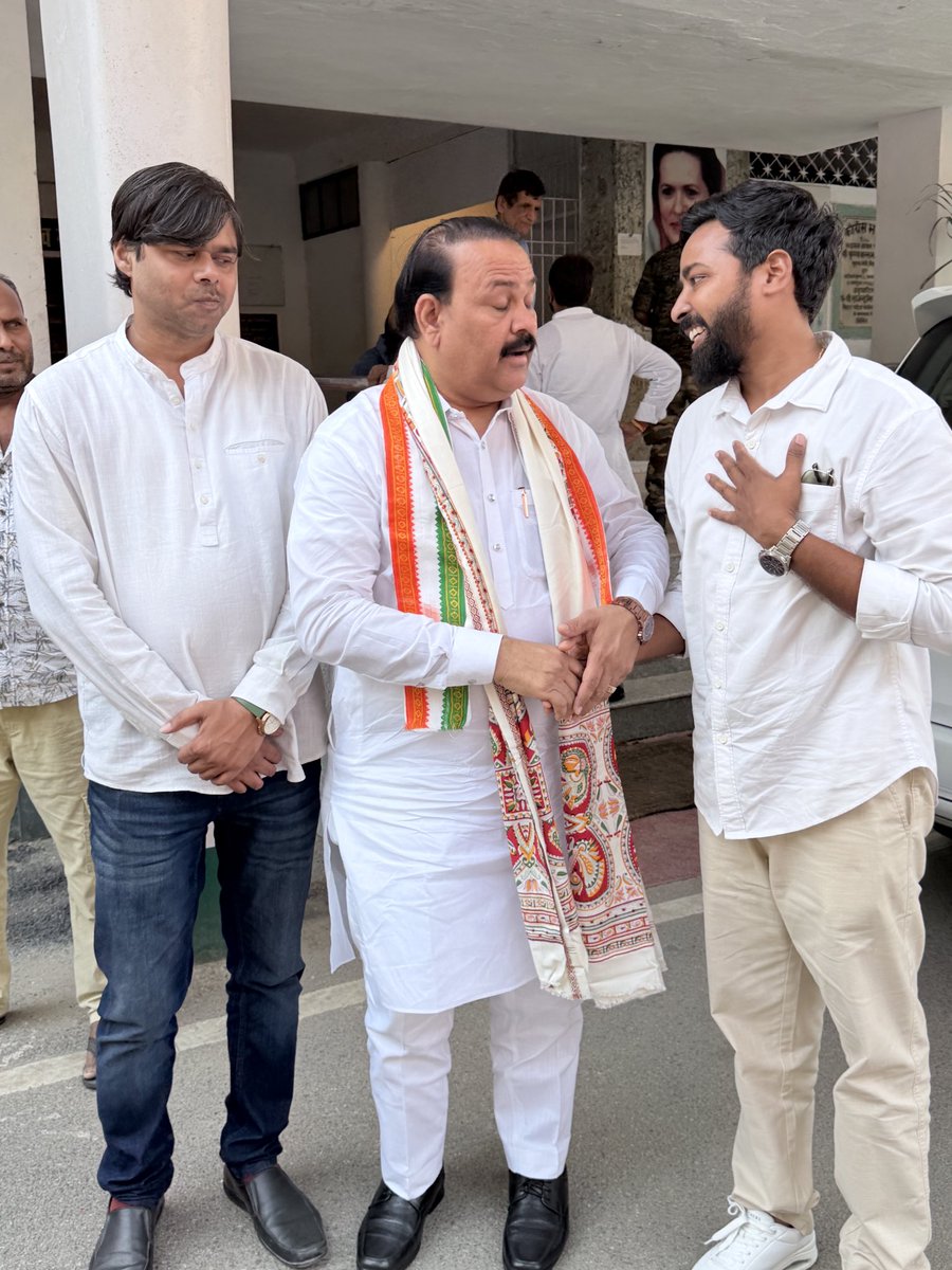 imayanklive's tweet photo. गांधी जयंती के पावन अवसर पर सदाकत आश्रम, पटना में राष्ट्रपिता महात्मा गांधी जी को श्रद्धांजलि अर्पित की। 
इस दौरान सासाराम के माननीय सांसद श्री मनोज कुमार जी से आत्मीय भेंट एवं सार्थक संवाद हुआ।

@Manojrohta 
#SadaqatAshram #Bihar #Sasaram #Congress https://t.co/NyVQbdT7bc