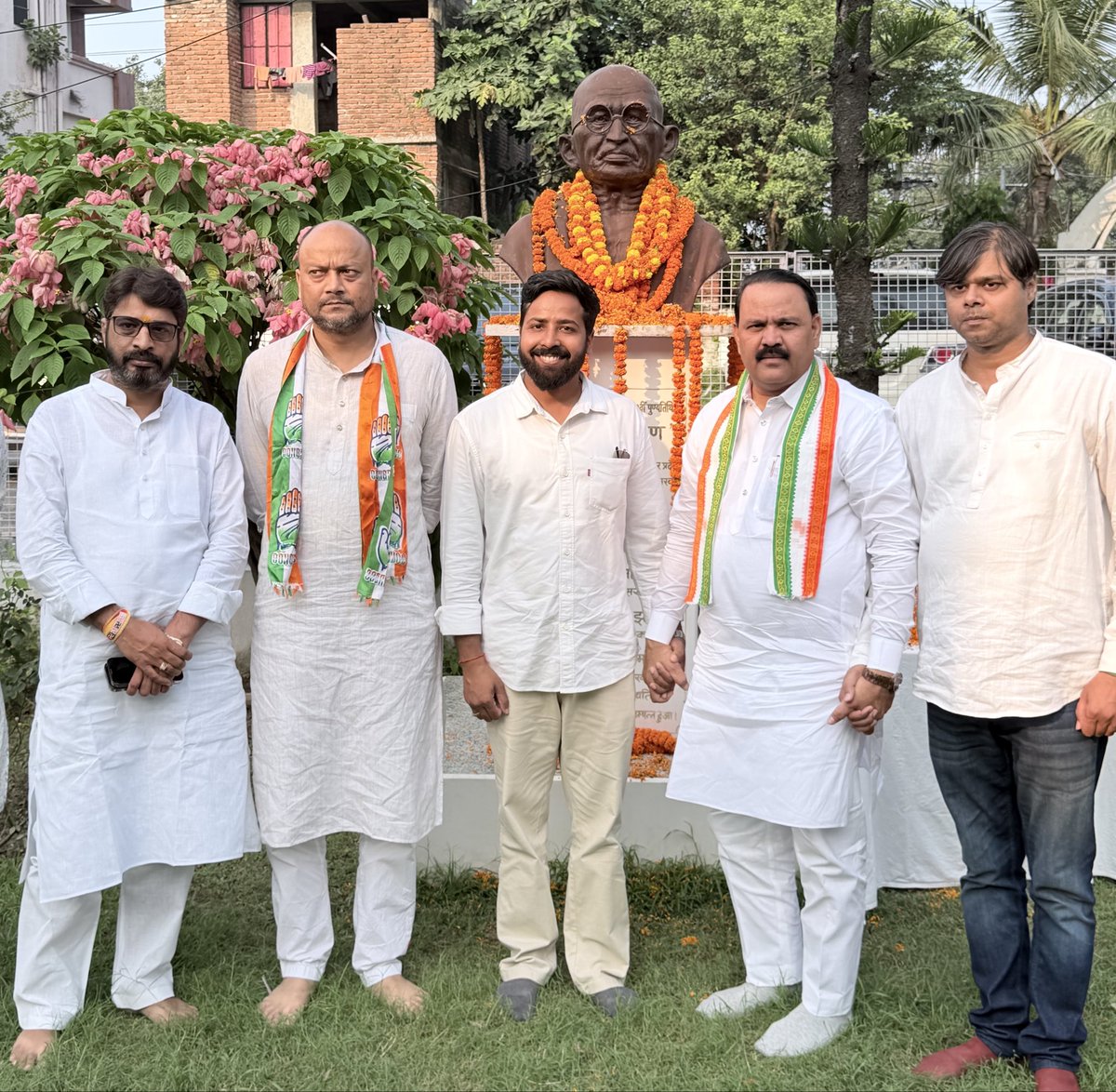 imayanklive's tweet photo. गांधी जयंती के पावन अवसर पर सदाकत आश्रम, पटना में राष्ट्रपिता महात्मा गांधी जी को श्रद्धांजलि अर्पित की। 
इस दौरान सासाराम के माननीय सांसद श्री मनोज कुमार जी से आत्मीय भेंट एवं सार्थक संवाद हुआ।

@Manojrohta 
#SadaqatAshram #Bihar #Sasaram #Congress https://t.co/NyVQbdT7bc