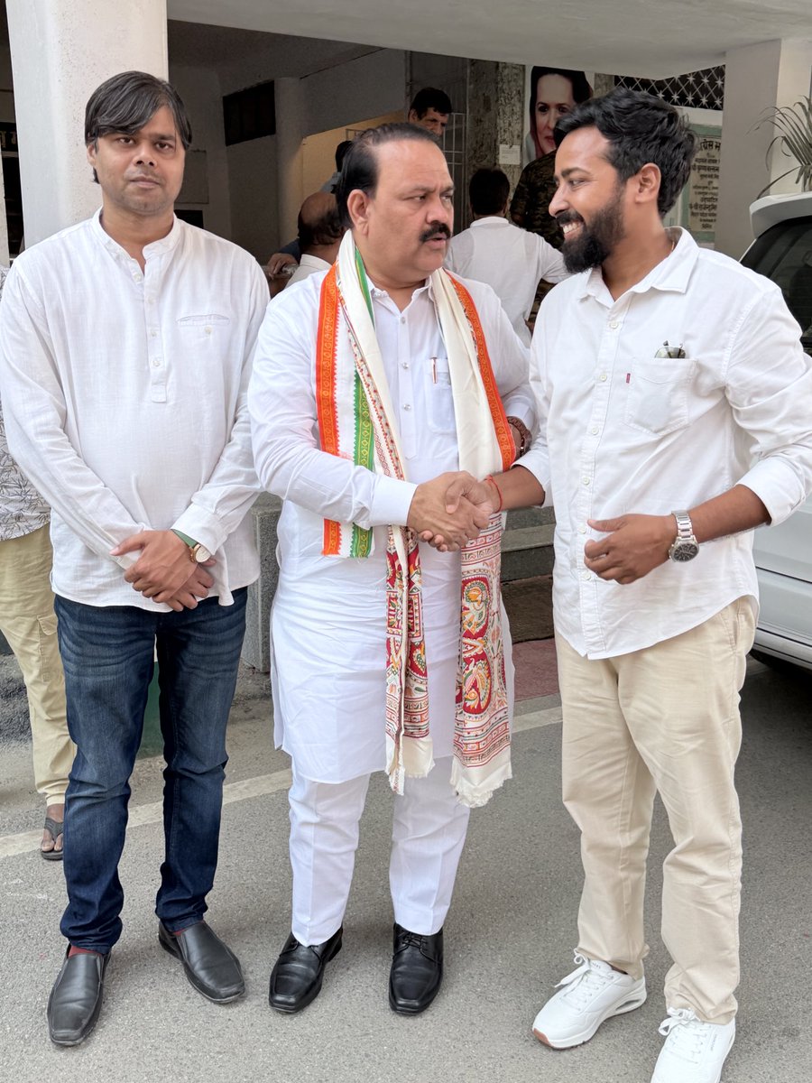 imayanklive's tweet photo. गांधी जयंती के पावन अवसर पर सदाकत आश्रम, पटना में राष्ट्रपिता महात्मा गांधी जी को श्रद्धांजलि अर्पित की। 
इस दौरान सासाराम के माननीय सांसद श्री मनोज कुमार जी से आत्मीय भेंट एवं सार्थक संवाद हुआ।

@Manojrohta 
#SadaqatAshram #Bihar #Sasaram #Congress https://t.co/NyVQbdT7bc