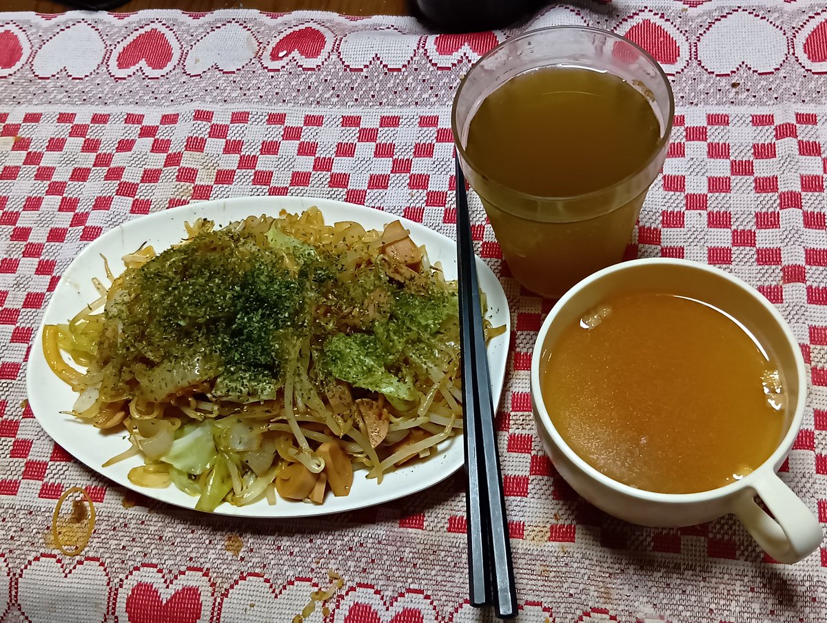 hir7148's tweet photo. 19日の夕飯は、焼きそばとオニオンスープ。
20日は、お供え更新で無し。
21日は、すき焼、フルーツサラダ、生卵、白飯。
22日は、ちらし寿司、豆腐とわかめのお吸い物、法蓮草のお浸しとなま酢、根菜の煮物、なら漬。
23日はおはぎを何個も食べたので夕飯は無し。
24日は.オムライスとわかめスープ。 https://t.co/1hISfuEBj6