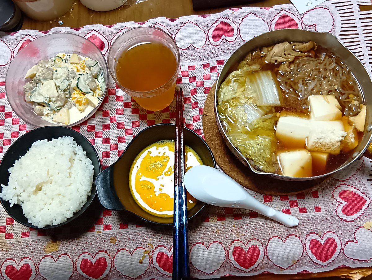 hir7148's tweet photo. 19日の夕飯は、焼きそばとオニオンスープ。
20日は、お供え更新で無し。
21日は、すき焼、フルーツサラダ、生卵、白飯。
22日は、ちらし寿司、豆腐とわかめのお吸い物、法蓮草のお浸しとなま酢、根菜の煮物、なら漬。
23日はおはぎを何個も食べたので夕飯は無し。
24日は.オムライスとわかめスープ。 https://t.co/1hISfuEBj6