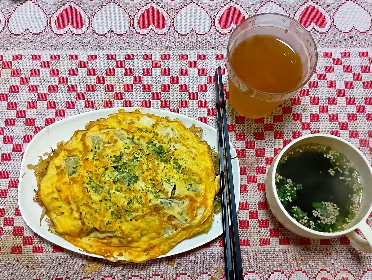 hir7148's tweet photo. 19日の夕飯は、焼きそばとオニオンスープ。
20日は、お供え更新で無し。
21日は、すき焼、フルーツサラダ、生卵、白飯。
22日は、ちらし寿司、豆腐とわかめのお吸い物、法蓮草のお浸しとなま酢、根菜の煮物、なら漬。
23日はおはぎを何個も食べたので夕飯は無し。
24日は.オムライスとわかめスープ。 https://t.co/1hISfuEBj6