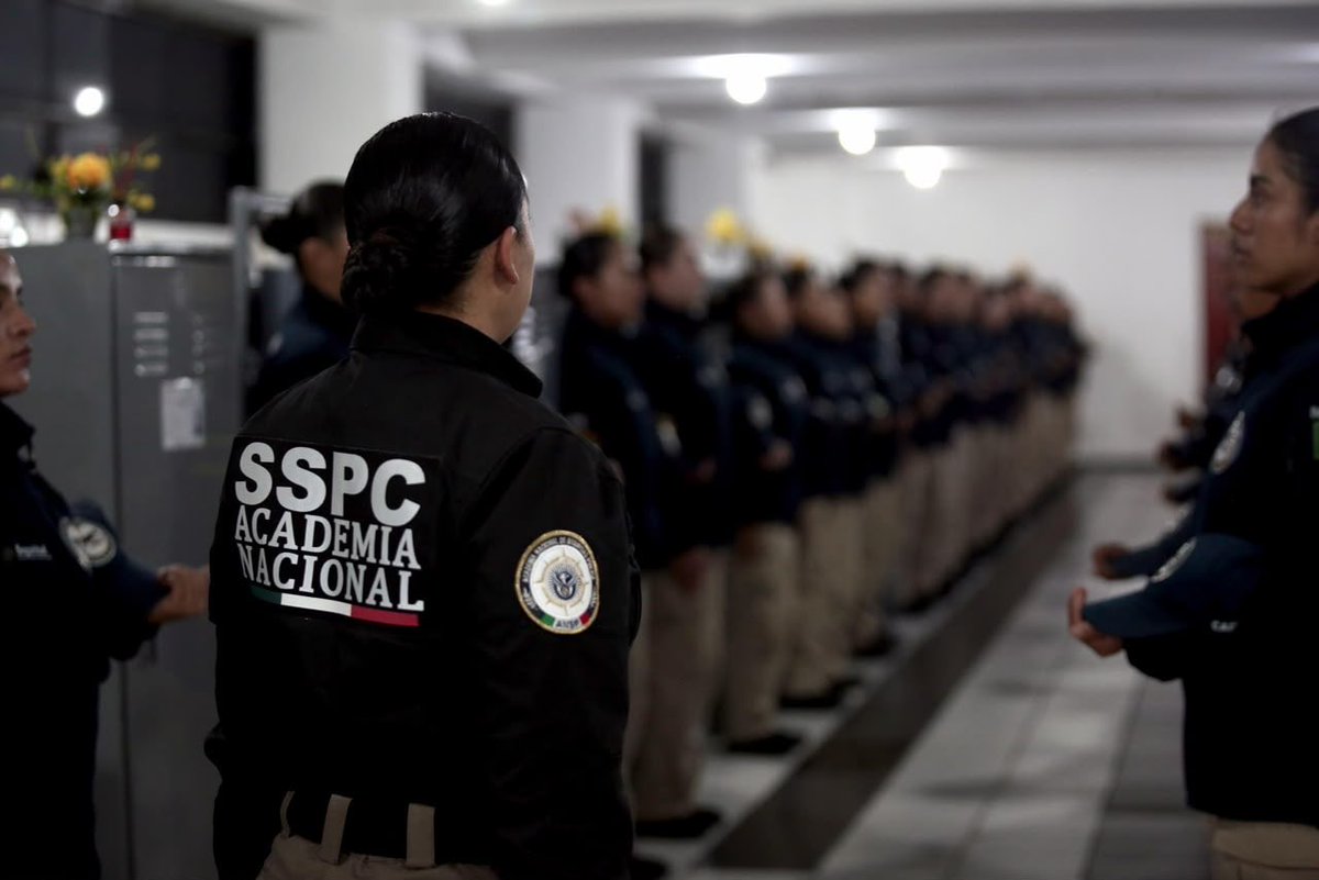 Maffiguer's tweet photo. Hoy acudimos a supervisar las actividades de la Academia Nacional de Seguridad Pública. En su primer año de operación, de sus aulas ya se han graduado 564 agentes de investigación y continúan en formación poco más de mil jóvenes. 
Además, dentro de la Academia se creó la Escuela de Mandos, que ya ha egresado a 90 profesionales provenientes de instituciones federales, estatales y municipales.