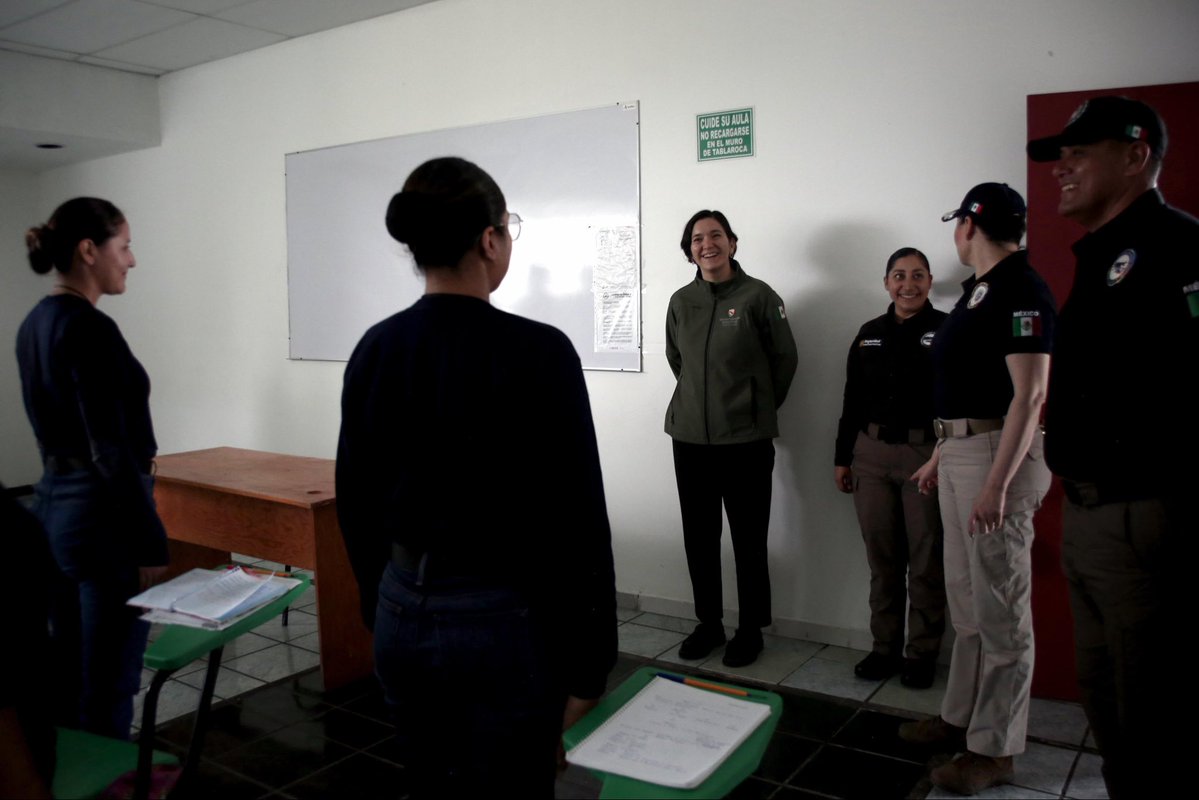 Maffiguer's tweet photo. Hoy acudimos a supervisar las actividades de la Academia Nacional de Seguridad Pública. En su primer año de operación, de sus aulas ya se han graduado 564 agentes de investigación y continúan en formación poco más de mil jóvenes. 
Además, dentro de la Academia se creó la Escuela de Mandos, que ya ha egresado a 90 profesionales provenientes de instituciones federales, estatales y municipales.
