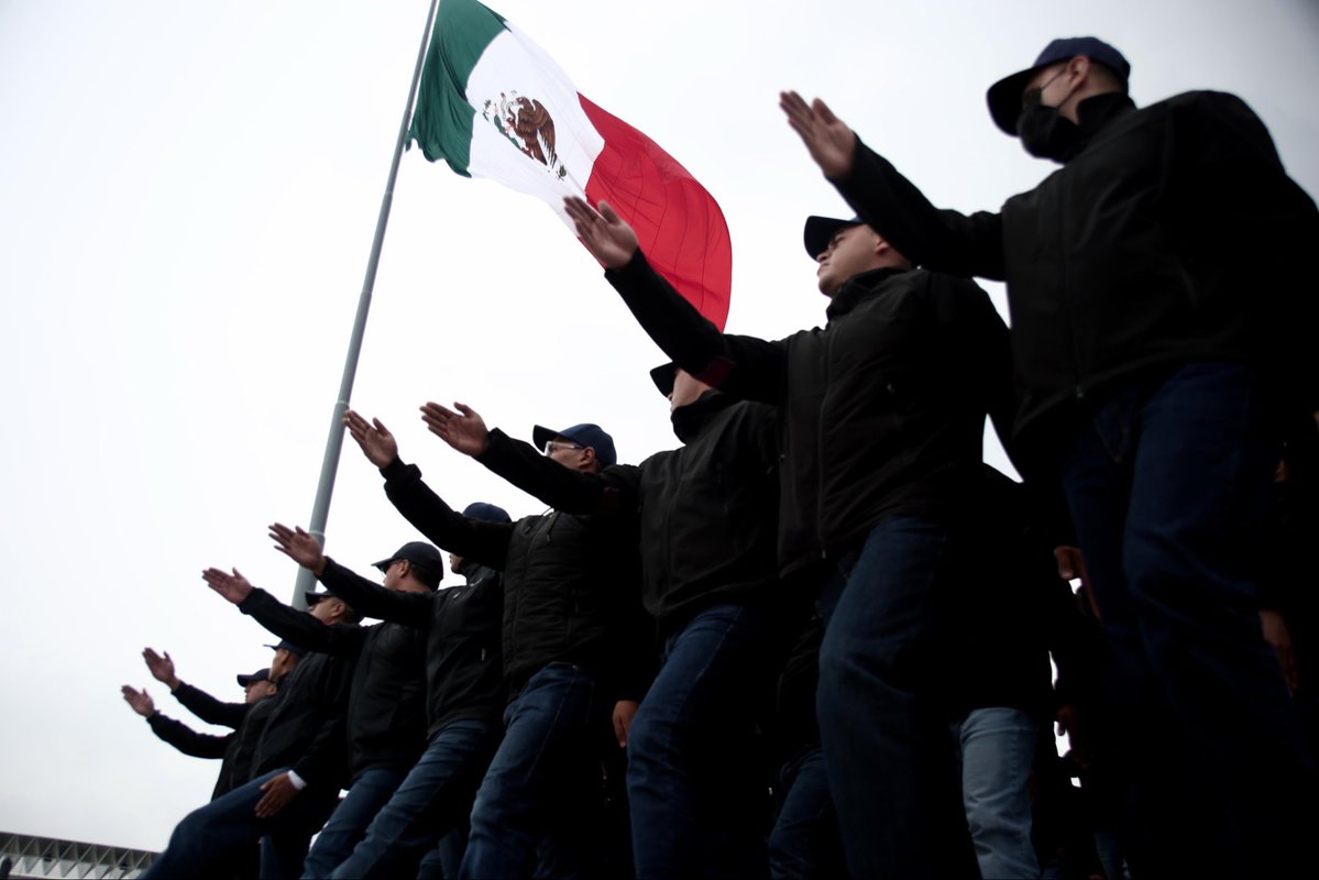 Maffiguer's tweet photo. Hoy acudimos a supervisar las actividades de la Academia Nacional de Seguridad Pública. En su primer año de operación, de sus aulas ya se han graduado 564 agentes de investigación y continúan en formación poco más de mil jóvenes. 
Además, dentro de la Academia se creó la Escuela de Mandos, que ya ha egresado a 90 profesionales provenientes de instituciones federales, estatales y municipales.