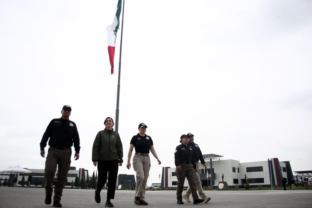 Maffiguer's tweet photo. Hoy acudimos a supervisar las actividades de la Academia Nacional de Seguridad Pública. En su primer año de operación, de sus aulas ya se han graduado 564 agentes de investigación y continúan en formación poco más de mil jóvenes. 
Además, dentro de la Academia se creó la Escuela de Mandos, que ya ha egresado a 90 profesionales provenientes de instituciones federales, estatales y municipales.