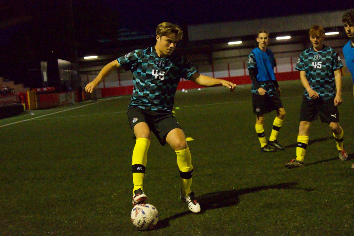 altrinchamfc's tweet photo. The @robinsyouth lads are out for warm ups ahead of tonight's #FAYouthCup tie at @hydeunited 💪

Best of luck, guys 👍 #Alty https://t.co/JebGk9BV31