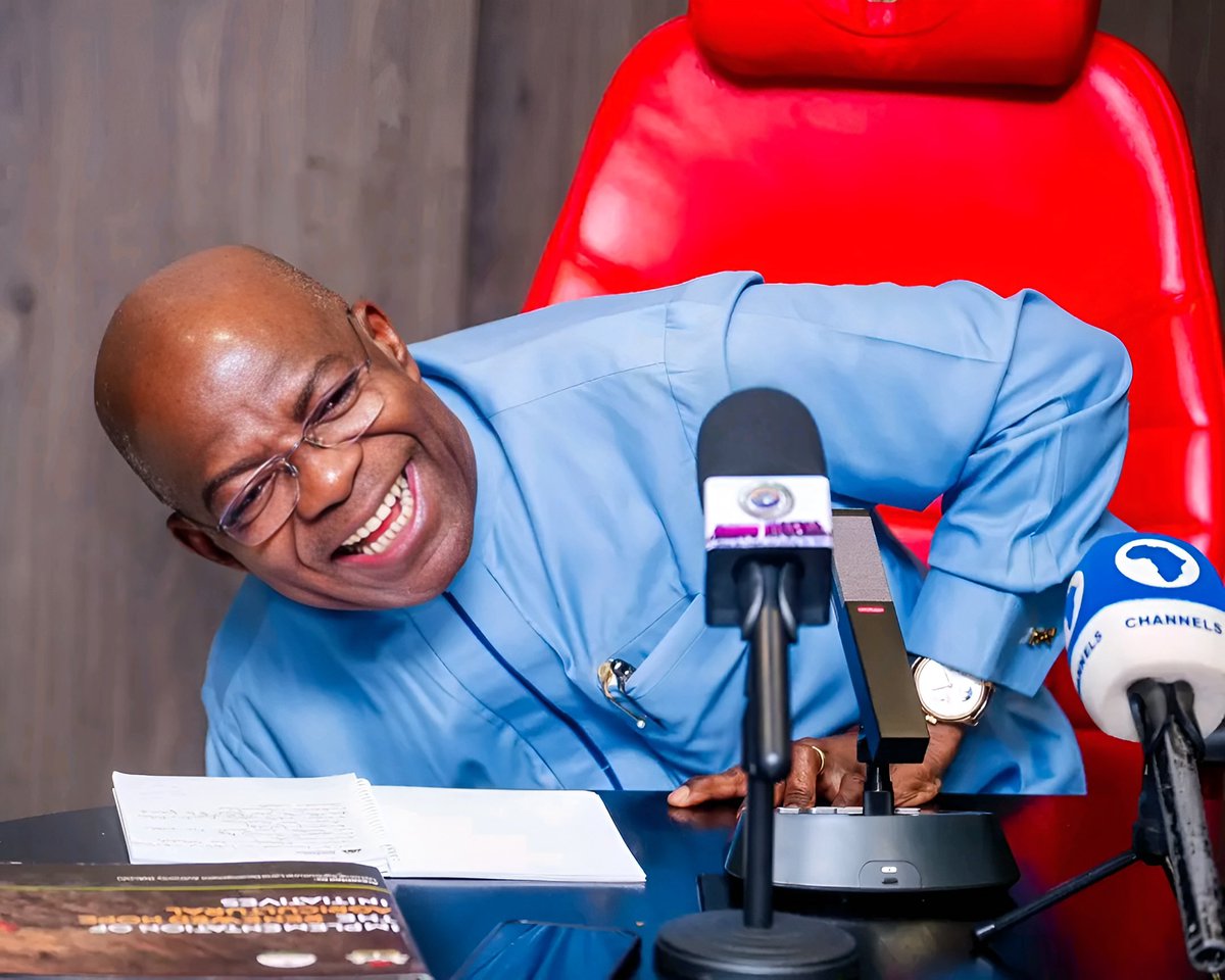 gadaconnect's tweet photo. Governor Otti pulls off his shoe and says, “This is Aba Made.”

Proudly Aba! Many thought the shoe was foreign-made until they saw the words “Aba Naija Made” written on it.

His Excellency supporting local brands and proudly promoting Made-in-Aba products 👏

📸: Kelex Ofoedu https://t.co/Z7QRRvSXcv