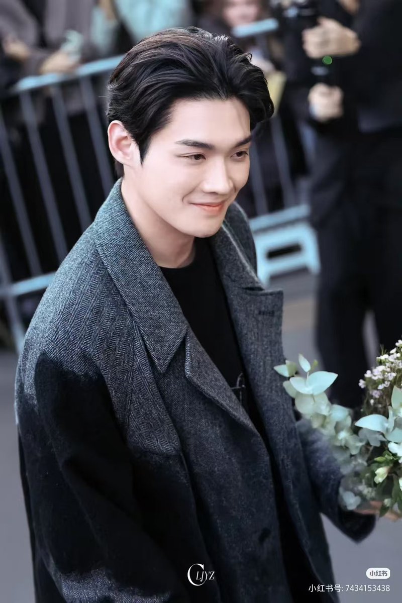 buzheng302's tweet photo. Kim Yoonsik’s presence speaks beautifully through this look.(*๓´╰╯`๓)♡

KIMYOONSIK YOHJIYAMAMOTO SS27

#YohjiYamamotoxKIMYOONSIK
#YOONSIKPFWSS27 https://t.co/z24UW3YsIy