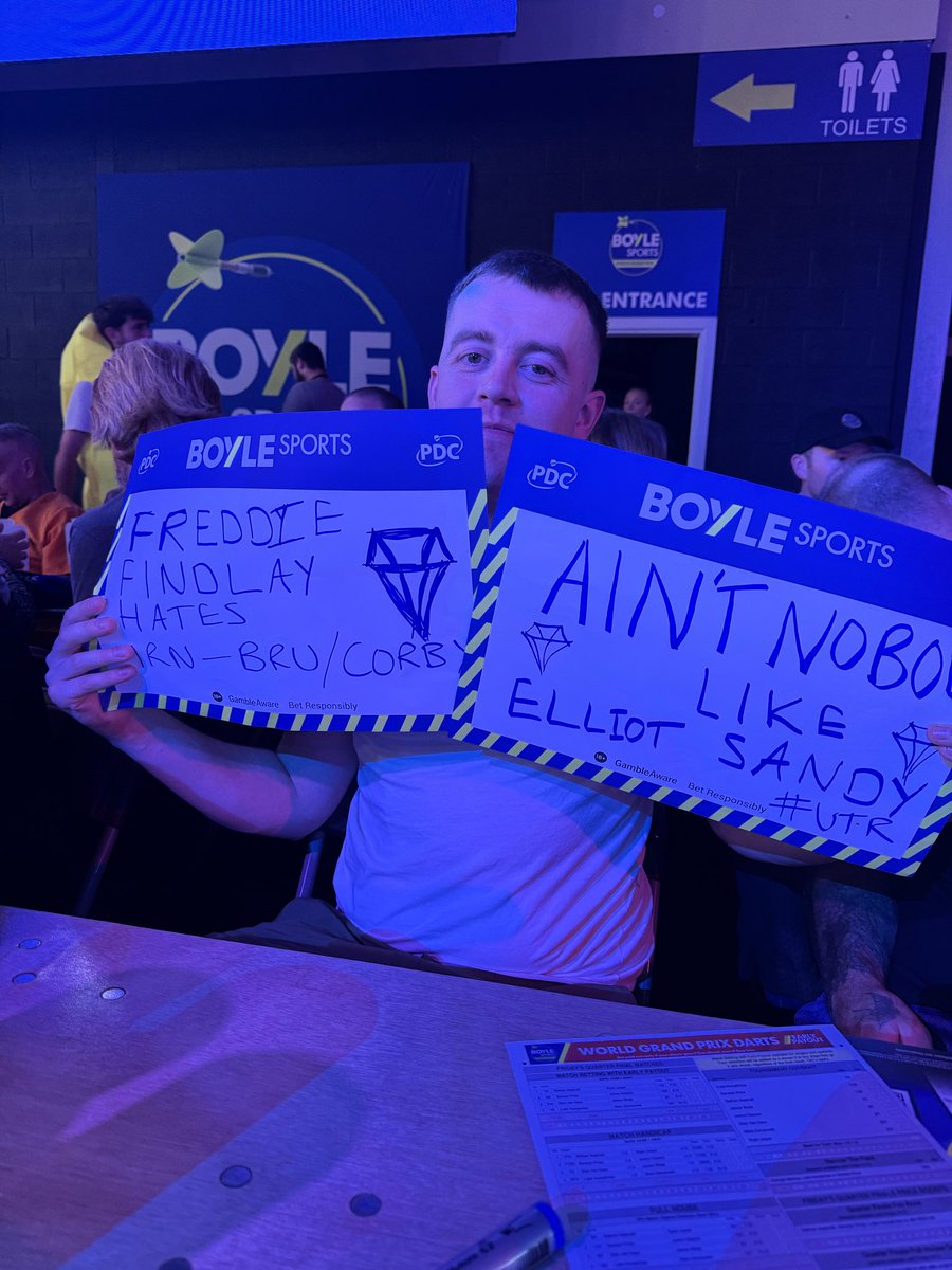 AJBarrie's tweet photo. Quiet night at the darts, before tomorrows big @EmiratesFACup  game! @AFCRD @SandyBoi1 @LeMoz23 @RadioDiamonds_ @OfficialPDC https://t.co/rKTJx5RjzG