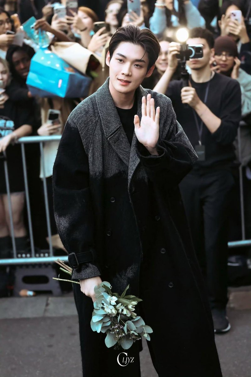 mhagukv's tweet photo. Phong cách tối giản nhưng chứa đựng sức hút vô tận. Kim Yoonsik tại show Yohji Yamamoto thực sự là một kiệt tác

KIMYOONSIK YOHJIYAMAMOTO SS27
#YohjiYamamotoxKIMYOONSIK 
#YohjiYamamoto 
#YOONSIKPFWSS27 https://t.co/I3DDeGVH14