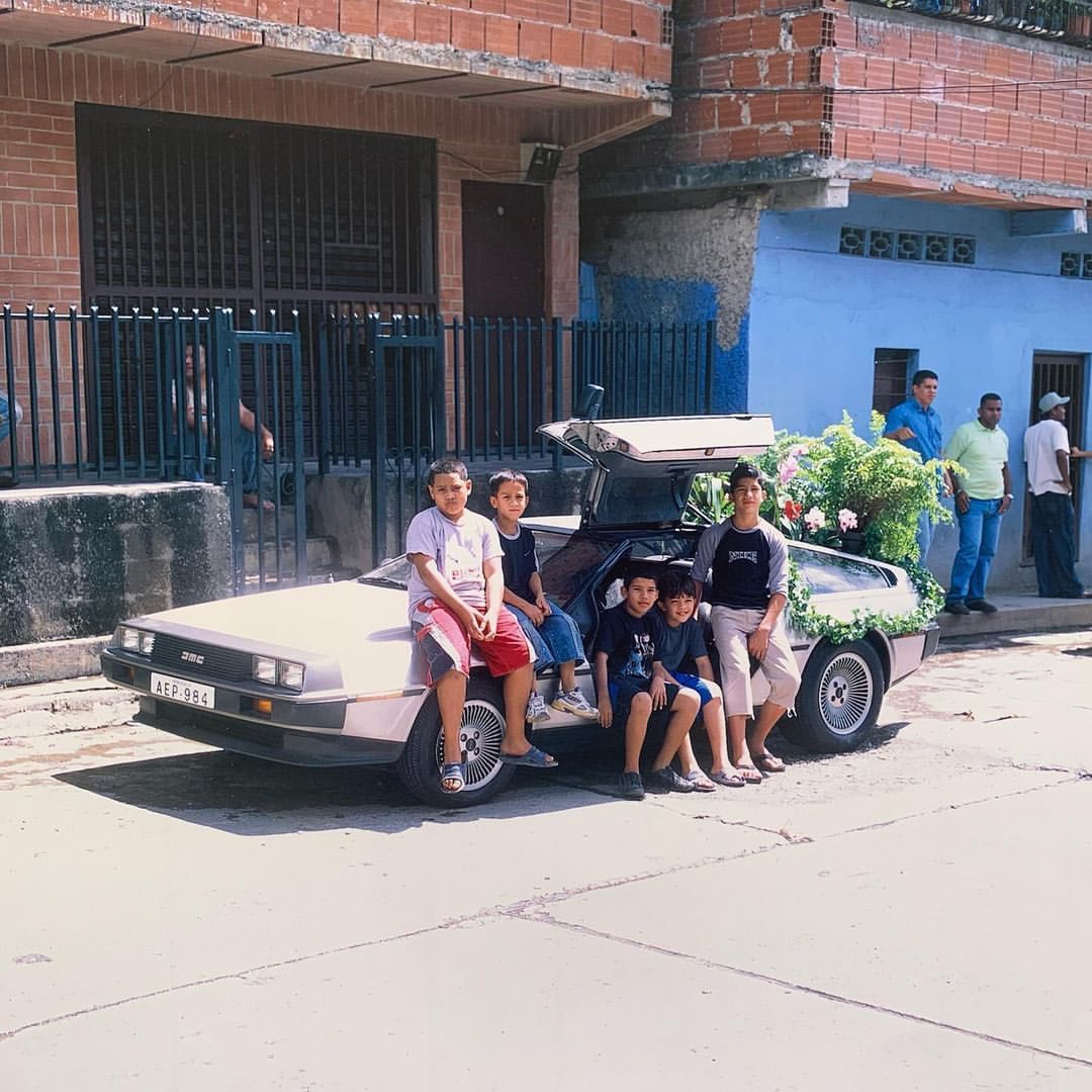 bestialoculapsu's tweet photo. 👦🏽👶🏼👧🏻🇻🇪 "La acción se basaba en llevar el vehículo utilizado en la película Back to the future (#Delorean) a las calles de Petare e invitar a los habitantes a viajar en el tiempo. Siempre ha estado presente en la humanidad el anhelo de trasladarse por los tiempos (…)” https://t.co/VBZKLQdMlC
