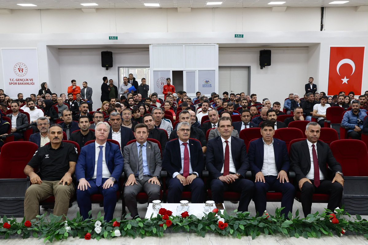 bingolvaliligi's tweet photo. 📍 Okul Sporları Değerlendirme ve Planlama Toplantısı

Valimiz Sayın Cahit Çelik başkanlığında gerçekleştirilen toplantıda, 2025-2026 eğitim öğretim yılı okul sporları faaliyetleri değerlendirilerek 2026-2027 sezonunun hedefleri belirlendi.

Vali Çelik, okul sporlarının yalnızca sportif başarı değil; disiplinli, özgüvenli ve sağlıklı nesillerin yetişmesinde önemli bir rol üstlendiğini vurguladı. “Spor Hayattır” Projesi kapsamında 2027 yılı sonuna kadar 24 okulun spor alanlarına kavuşturulmasının hedeflendiğini belirten Vali Çelik, çocukların yeteneklerini keşfedebilecekleri daha fazla spor ortamı oluşturmak için çalışmaların kararlılıkla sürdürüleceğini ifade etti.

Bingöl’ün kayak, snowboard, rafting, kano ve doğa sporları başta olmak üzere sahip olduğu sportif potansiyelin en iyi şekilde değerlendirilmesi gerektiğine dikkat çeken Vali Çelik, daha fazla öğrencinin sporla buluştuğu, daha fazla branşta başarı elde edildiği ve yeteneklerin erken yaşta keşfedildiği bir spor ekosistemi oluşturmayı hedeflediklerini söyledi.

Toplantıda ayrıca başarılı öğrenciler ödüllendirilerek emek veren ��ğretmenler, antrenörler ve ailelere teşekkür edildi.

@celikcahit