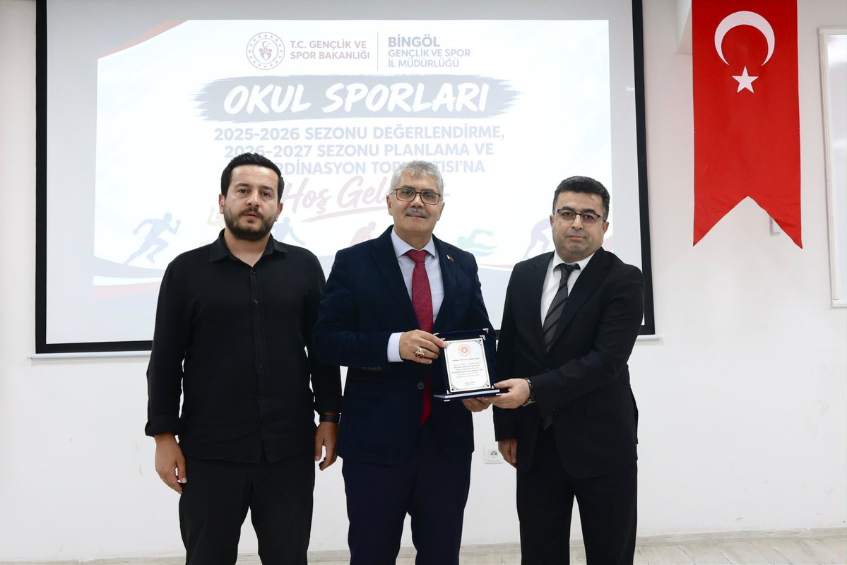bingolvaliligi's tweet photo. 📍 Okul Sporları Değerlendirme ve Planlama Toplantısı

Valimiz Sayın Cahit Çelik başkanlığında gerçekleştirilen toplantıda, 2025-2026 eğitim öğretim yılı okul sporları faaliyetleri değerlendirilerek 2026-2027 sezonunun hedefleri belirlendi.

Vali Çelik, okul sporlarının yalnızca sportif başarı değil; disiplinli, özgüvenli ve sağlıklı nesillerin yetişmesinde önemli bir rol üstlendiğini vurguladı. “Spor Hayattır” Projesi kapsamında 2027 yılı sonuna kadar 24 okulun spor alanlarına kavuşturulmasının hedeflendiğini belirten Vali Çelik, çocukların yeteneklerini keşfedebilecekleri daha fazla spor ortamı oluşturmak için çalışmaların kararlılıkla sürdürüleceğini ifade etti.

Bingöl’ün kayak, snowboard, rafting, kano ve doğa sporları başta olmak üzere sahip olduğu sportif potansiyelin en iyi şekilde değerlendirilmesi gerektiğine dikkat çeken Vali Çelik, daha fazla öğrencinin sporla buluştuğu, daha fazla branşta başarı elde edildiği ve yeteneklerin erken yaşta keşfedildiği bir spor ekosistemi oluşturmayı hedeflediklerini söyledi.

Toplantıda ayrıca başarılı öğrenciler ödüllendirilerek emek veren ��ğretmenler, antrenörler ve ailelere teşekkür edildi.

@celikcahit