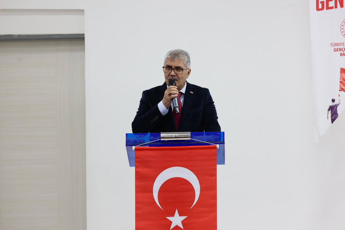 bingolvaliligi's tweet photo. 📍 Okul Sporları Değerlendirme ve Planlama Toplantısı

Valimiz Sayın Cahit Çelik başkanlığında gerçekleştirilen toplantıda, 2025-2026 eğitim öğretim yılı okul sporları faaliyetleri değerlendirilerek 2026-2027 sezonunun hedefleri belirlendi.

Vali Çelik, okul sporlarının yalnızca sportif başarı değil; disiplinli, özgüvenli ve sağlıklı nesillerin yetişmesinde önemli bir rol üstlendiğini vurguladı. “Spor Hayattır” Projesi kapsamında 2027 yılı sonuna kadar 24 okulun spor alanlarına kavuşturulmasının hedeflendiğini belirten Vali Çelik, çocukların yeteneklerini keşfedebilecekleri daha fazla spor ortamı oluşturmak için çalışmaların kararlılıkla sürdürüleceğini ifade etti.

Bingöl’ün kayak, snowboard, rafting, kano ve doğa sporları başta olmak üzere sahip olduğu sportif potansiyelin en iyi şekilde değerlendirilmesi gerektiğine dikkat çeken Vali Çelik, daha fazla öğrencinin sporla buluştuğu, daha fazla branşta başarı elde edildiği ve yeteneklerin erken yaşta keşfedildiği bir spor ekosistemi oluşturmayı hedeflediklerini söyledi.

Toplantıda ayrıca başarılı öğrenciler ödüllendirilerek emek veren ��ğretmenler, antrenörler ve ailelere teşekkür edildi.

@celikcahit