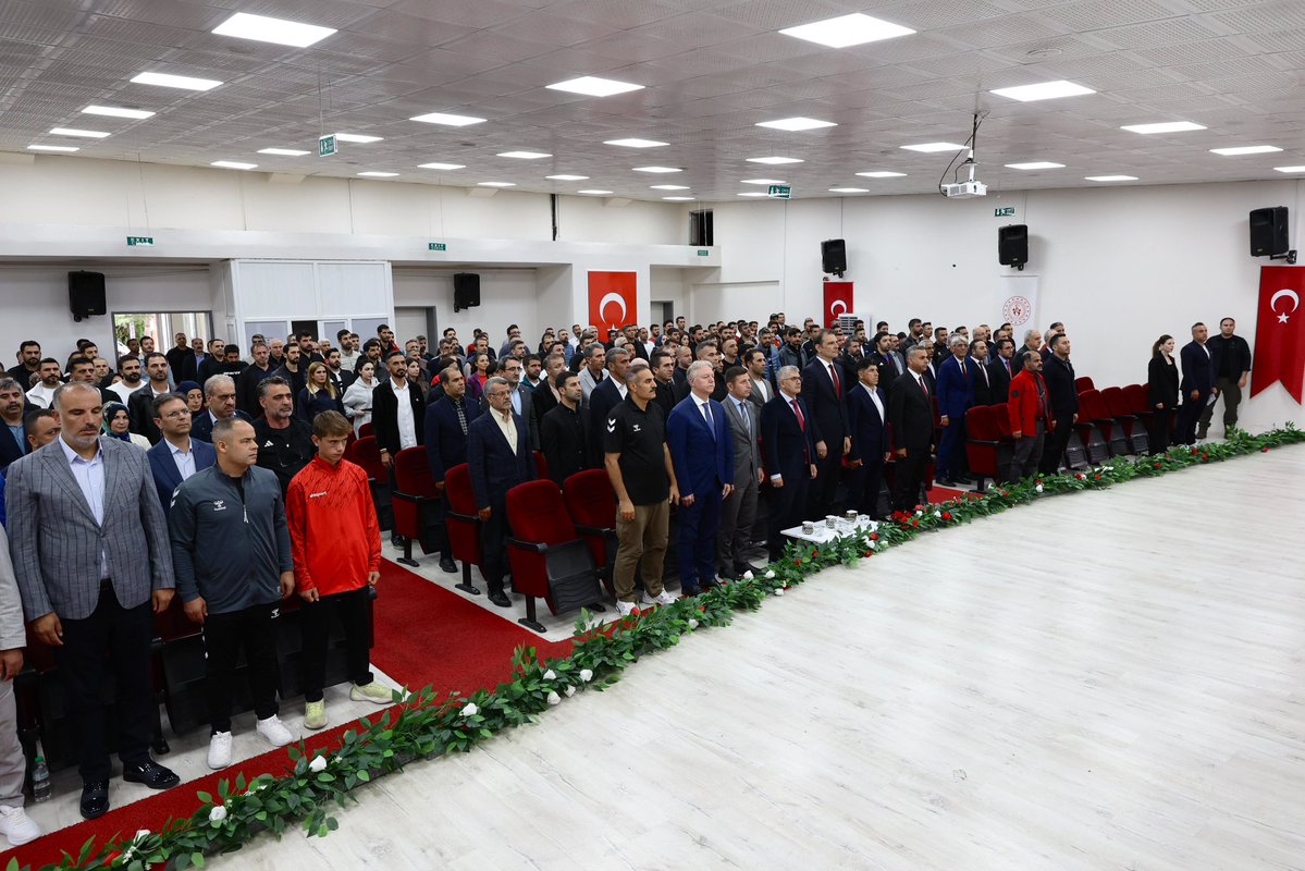 bingolvaliligi's tweet photo. 📍 Okul Sporları Değerlendirme ve Planlama Toplantısı

Valimiz Sayın Cahit Çelik başkanlığında gerçekleştirilen toplantıda, 2025-2026 eğitim öğretim yılı okul sporları faaliyetleri değerlendirilerek 2026-2027 sezonunun hedefleri belirlendi.

Vali Çelik, okul sporlarının yalnızca sportif başarı değil; disiplinli, özgüvenli ve sağlıklı nesillerin yetişmesinde önemli bir rol üstlendiğini vurguladı. “Spor Hayattır” Projesi kapsamında 2027 yılı sonuna kadar 24 okulun spor alanlarına kavuşturulmasının hedeflendiğini belirten Vali Çelik, çocukların yeteneklerini keşfedebilecekleri daha fazla spor ortamı oluşturmak için çalışmaların kararlılıkla sürdürüleceğini ifade etti.

Bingöl’ün kayak, snowboard, rafting, kano ve doğa sporları başta olmak üzere sahip olduğu sportif potansiyelin en iyi şekilde değerlendirilmesi gerektiğine dikkat çeken Vali Çelik, daha fazla öğrencinin sporla buluştuğu, daha fazla branşta başarı elde edildiği ve yeteneklerin erken yaşta keşfedildiği bir spor ekosistemi oluşturmayı hedeflediklerini söyledi.

Toplantıda ayrıca başarılı öğrenciler ödüllendirilerek emek veren ��ğretmenler, antrenörler ve ailelere teşekkür edildi.

@celikcahit