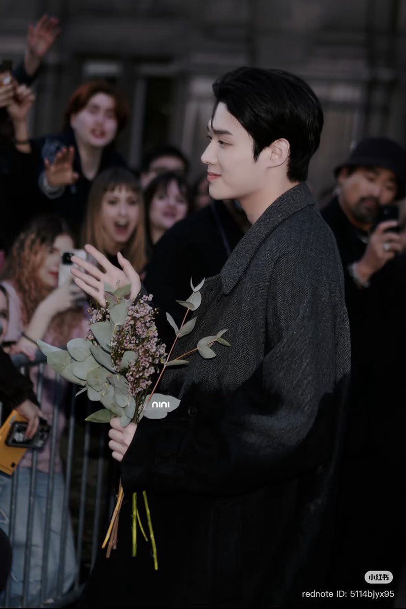 nlhuuhnagn's tweet photo. Tặng em một đoá hoa, viêt nên bản tình ca chiều hoàng hôn Pháp 🫶

KIMYOONSIK YOHJIYAMAMOTO SS27

#YohjiYamamotoxKIMYOONSIK
#YOONSIKPFWSS27 https://t.co/YxlmFxciS9