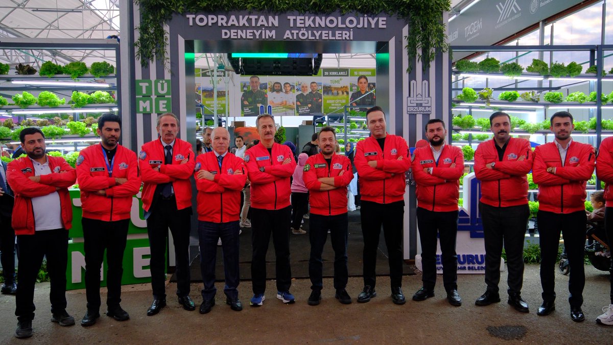 mehmetsekmen's tweet photo. TEKNOFEST Güneydoğu’da “Akademiden Sahaya; Tarım, Üretim ve Bölgesel Kalkınma” Programımıza katıldık. 

Tarımın geleceğini teknolojiyle şekillendirdiğimiz programımızda genç girişimcilerimiz ve üreticilerimizle buluştuk. 

TEKNOFEST kuşağının enerjisi ile Türkiye Yüzyılı’nda kendi topraklarında kendi üretimiyle bağımsız Türkiye hedefimize adım adım ilerliyoruz. 

Tarım ve Orman Bakan Yardımcımız Sayın Ahmet Gümen Bey’e, Burdur Mehmet Akif Ersoy Üniversitesi Rektörümüz Prof. Dr. Hüseyin Dalgar Bey’e, genç girişimci kardeşimiz Küpeli Çoban’a ve programın hazırlanmasında emeği bulunan bütün kardeşlerimize teşekkür ediyorum.
 
TEKNOFEST Güneydoğu ülkemiz, milletimiz ve gençlerimiz için hayırlı ve uğurlu olsun.