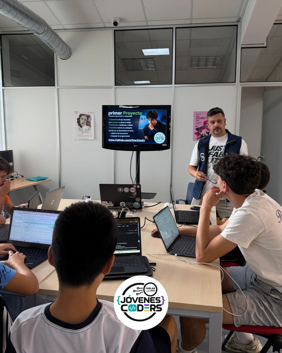 FabLabLeon's tweet photo. ¡Ya han arrancado las extraescolares en Fab Lab León! 🚀

Esta semana empezamos con Jóvenes Makers y estrenamos Jóvenes Coders. Más de 120 chicas y chicos vienen a aprender, relacionarse y crear sus propios proyectos. 🛠️💻

¡Nos espera un gran curso! #FabLabLeón https://t.co/2zzN5uTAca