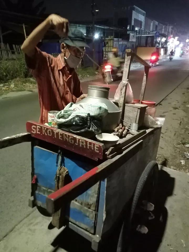 LiaAfri03881071's tweet photo. Hay teman" kalo kalian liat si kakek ini jualan tolong dibeli yaa kakekny jualan skoteng ,ini kakekny jalan dri zamrud aku ketemu pas keluar zamrud pintu belakang yg dari arah asem ,si kakeknya jualan  dorong gerobak tpi jalannya sambil di seret" gtu jalannya akhirnya aku melipir sbntr untuk beli🥲😭
cc riniunyun