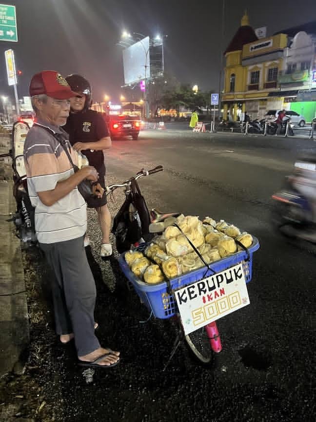 LiaAfri03881071's tweet photo. wargaaa X dom bsd/tangsel/sekitarnya cuzzzz kita rameinnn yukk barang dagangan bapaknyaa 5rb ajaaa wargaa kerupuk ikan aslii,besar juga kemasan nya bapaknya ramah polll doain kita yangg baik2 kalo beliii,semoga sehattt laris manis teruss bapakk!! lokasinya di alfamart kencana loka kata beliau atau sekitar di jalan kencana loka itu ☺️☺️