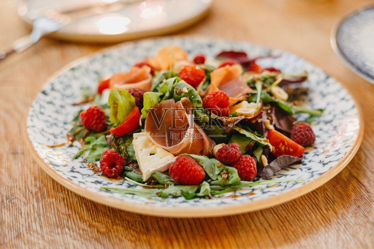CharlieToljanw's tweet photo. Un almuerzo ligero pero súper rico: ensalada de lechuga, tomate y queso fresco, más un zumo de naranja recién exprimido. Perfecto para la tarde.， https://t.co/jKOOvXnhUS