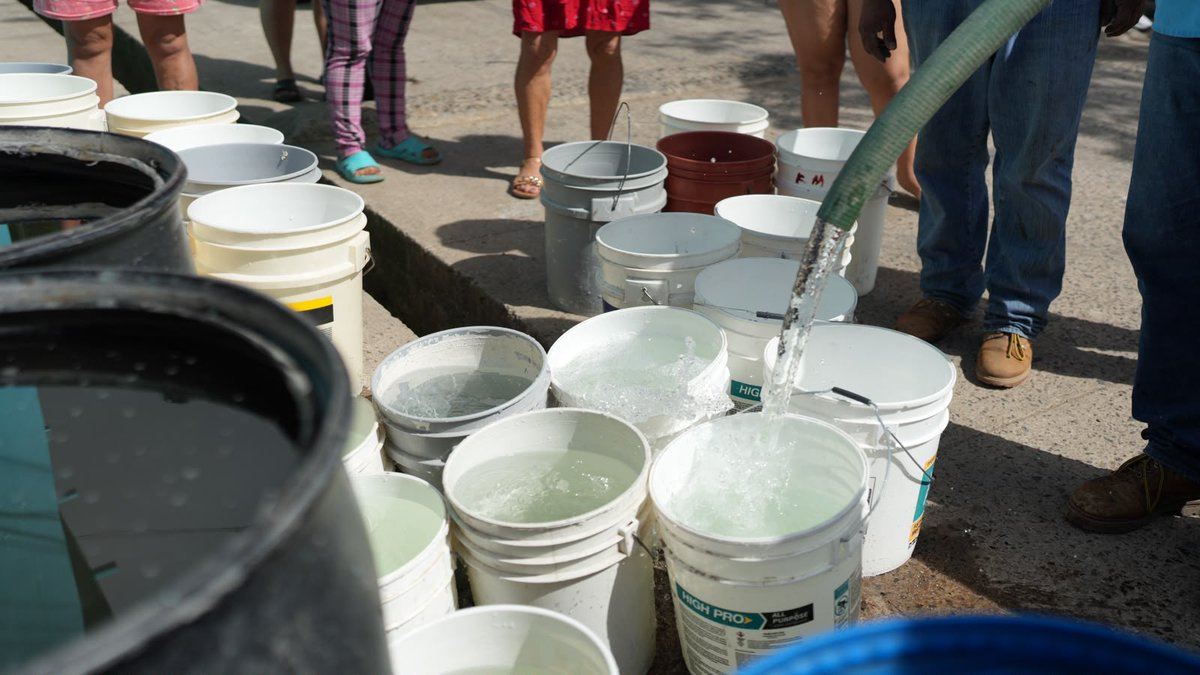 ChtvH3124's tweet photo. #NOTICIAS #CHTV
💧🚨 BID APRUEBA $70 MILLONES PARA MEJORAR EL SERVICIO DE AGUA EN TEGUCIGALPA
El Banco Interamericano de Desarrollo (BID) aprobó un financiamiento de 70 millones de dólares para mejorar el servicio de agua potable y saneamiento en el Distrito Central, donde actualmente se registra una pérdida del 40% del agua.
El proyecto beneficiará a unas 345 mil personas mediante la rehabilitación de tuberías, modernización de estaciones de bombeo y mejoras en la distribución. El alcalde Juan Diego Zelaya agradeció el respaldo y aseguró que se trabaja proyecto por proyecto para atender la crisis del agua.