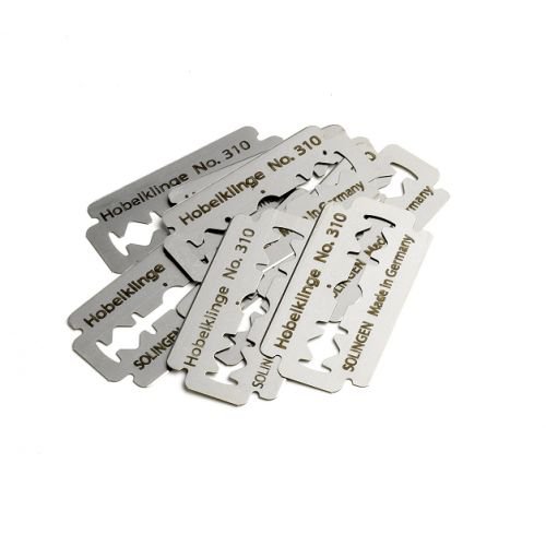 slutforspite's tweet photo. I wish I had those stereotypical razor blades so I could be the ultimate cutting board emo 14 yo (also they're so pretty as necklaces) https://t.co/GMrJBMQye9