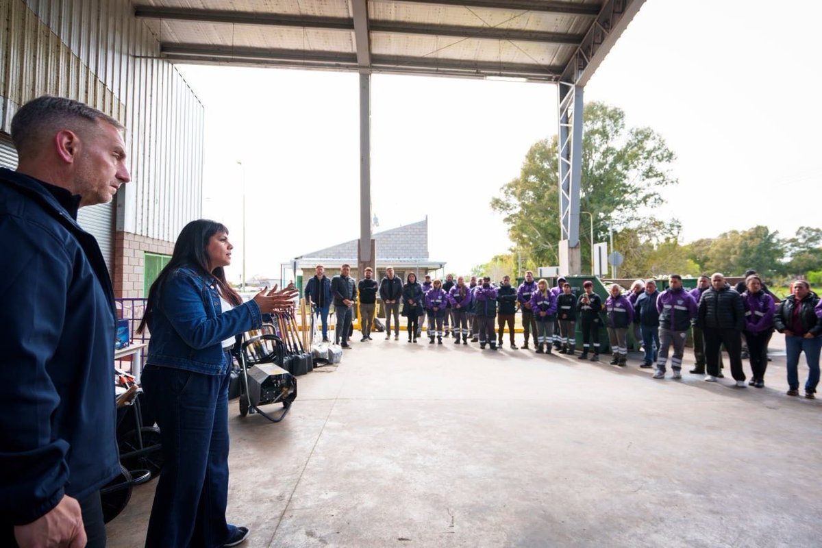 DaniGret73's tweet photo. El municipio entregó herramientas y maquinaria a los trabajadores de GIRSU https://t.co/2dgy37HyNN vía @datosdelaregion
@evamieri 
@QuilmesMuni https://t.co/kaDewDBfmI