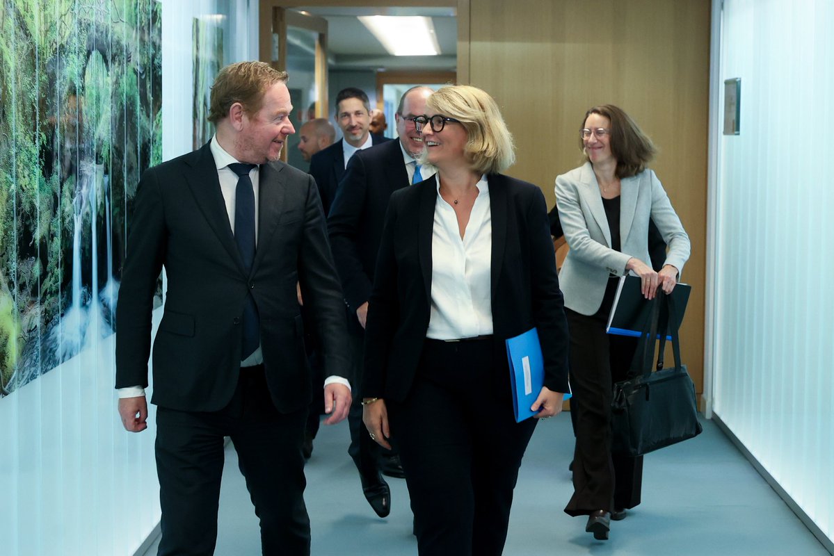 MariePierreV's tweet photo. 🇫🇷🇪🇺 Deux jours à Luxembourg pour représenter la France au Conseil Justice et Affaires intérieures #JAI 

Migrations, sécurité, justice : c’est ici que se construisent des décisions qui ont des conséquences très concrètes pour nos concitoyens.

• Sur les migrations, l’Union européenne s’est dotée d’un cadre commun avec le Pacte sur la migration et l’asile et, désormais, le règlement sur les retours. Notre responsabilité est claire : faire appliquer ces règles, accélérer les retours lorsque les décisions d’éloignement sont prises, et renforcer notre coopération avec les pays d’origine et de transit.

Nous devons aussi tirer les leçons des situations auxquelles nous avons ont été confrontés cet été. Une politique européenne efficace, c’est aussi une politique qui ne laisse aucun État membre seul face aux difficultés.

• J’ai également porté une priorité française : nous donner les moyens de lutter contre une criminalité organisée qui utilise pleinement les technologies numériques. L’accès aux données et leur conservation demeurent un enjeu majeur pour nos enquêteurs et nos forces de sécurité. Ainsi, nous demandons que l’étude d’impact conduite par la Commission soit diffusée et discutée avant toute initiative législative dans ce domaine. Il est impératif d’éviter toute mesure qui viendrait limiter nos capacités d’enquête, alors même que les réseaux criminels utilisent toutes les opportunités offertes par le développement des outils de communication numérique.

L’Union européenne doit être capable de protéger. Elle doit être capable d’agir. Et elle doit le faire avec des règles communes, claires et efficaces. C’est le sens de ma présence et de mon engagement au Conseil Justice Affaires intérieures 🇫🇷🇪🇺