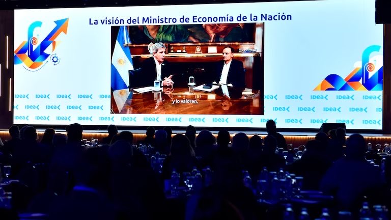 DaniGret73's tweet photo. Caputo pidió confianza a los empresarios y atribuyó la suba del riesgo país al “temor a volver al infierno” https://t.co/VLstB7yE9z vía @datosdelaregion https://t.co/rnk6D34EbT