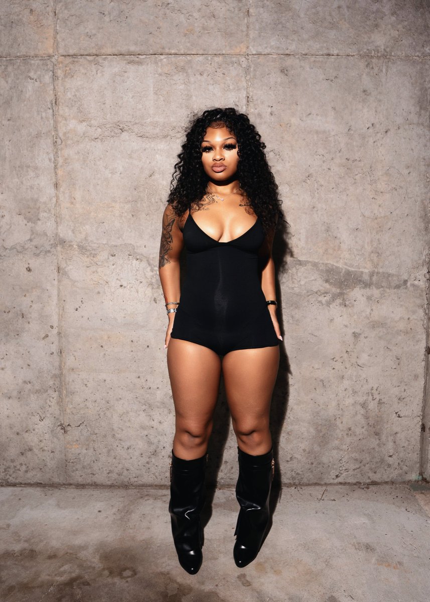BIGKYLA1's tweet photo. Dope girl .. https://t.co/uYfDB8NSBl