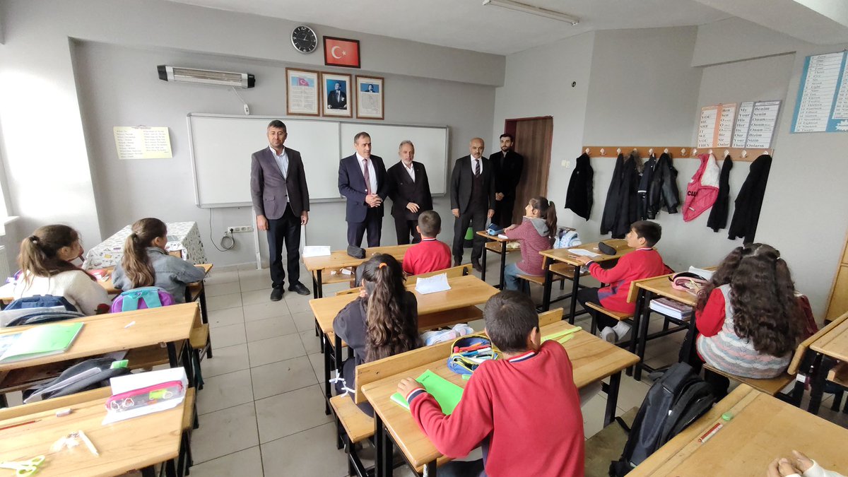 Talas_Kaymakam's tweet photo. Kaymakamımız İlyas MEMİŞ, Talas Belediye Başkanı Mustafa YALÇIN ile birlikte İlçemiz Kamber Mahallesinde bulunan Kamber İlk ve orta okulunu ziyaret etti. https://t.co/OmkDyOi9za