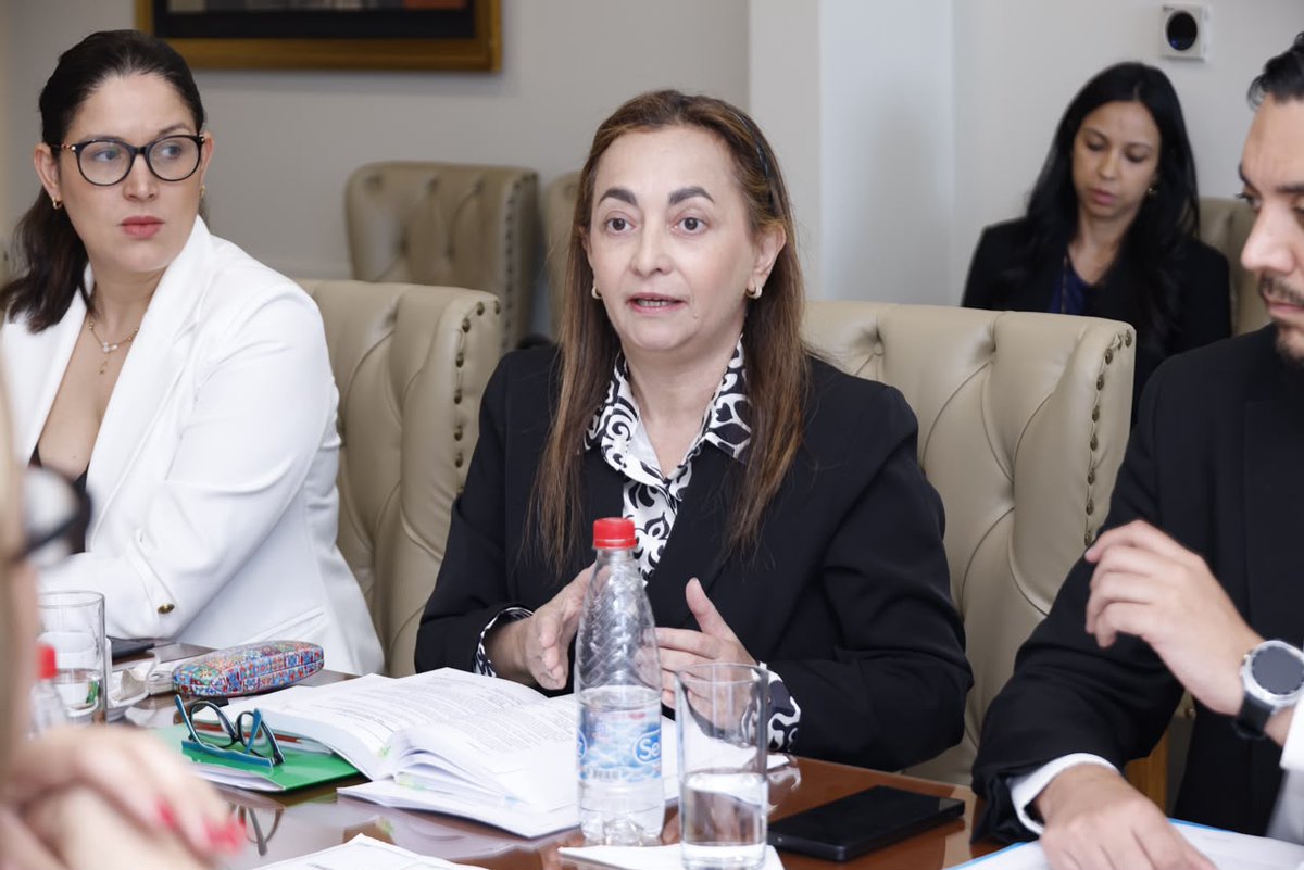MTESS_PY's tweet photo. #TrabajoInfantil | Avanza propuesta de ley contra el trabajo infantil peligroso

Representantes del Ministerio de Trabajo, del @MINNAParaguay  y del Congreso Nacional avanzaron en la revisión del proyecto de ley que busca fortalecer la protección de niñas, niños y adolescentes frente al trabajo infantil peligroso y otras formas de explotación.

La reunión contó con la participación de la viceministra de Empleo, @veronicalopezb2; de la senadora @lizarellapy, impulsora de la iniciativa; el viceministro de Protección Integral del MINNA, Eduardo Escobar; y equipos técnicos de las instituciones.

Durante el encuentro se alcanzaron consensos sobre la versión final del proyecto, que será próximamente estudiado por el pleno de @SenadoresPy. 

La iniciativa apunta a establecer un marco de protección contra las distintas formas de trabajo infantil peligroso y el criadazgo.