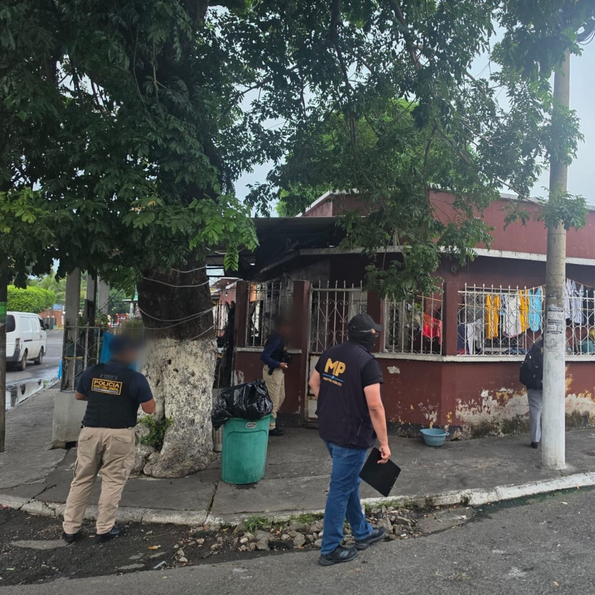 MPguatemala's tweet photo. El Ministerio Público en coordinación con la Policía Nacional Civil realizó dos diligencias de allanamiento, inspección, registro y secuestro de evidencia en inmuebles ubicados en la colonia Hunapú, zona 5 de Escuintla. 

Como resultado se coordinó la aprehensión de Jennifer P. quién tenía orden de aprehensión, girada por el Juzgado competente, por los delitos de Incumplimiento de deberes y peculado por sustracción. 

Según la investigación en su calidad de oficial de fiscalía y encargada del almacén de evidencias de una fiscalía del Ministerio Público, habría omitido realizar las acciones necesarias para poner a disposición del fiscal encargado de una investigación, Q56,450.00 que ella custodiaba como evidencia en el ejercicio de sus funciones. 

Además, se le imputa haber sustraído dicho dinero ya que cuando fue requerido para su presentación como medio de prueba, el dinero no fue localizado.

El Ministerio Público reafirma su compromiso con la objetividad y con el proceso de transformación institucional.