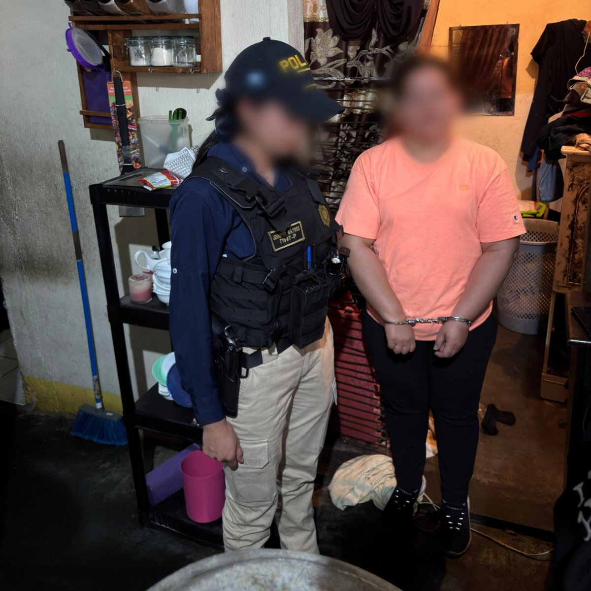 MPguatemala's tweet photo. El Ministerio Público en coordinación con la Policía Nacional Civil realizó dos diligencias de allanamiento, inspección, registro y secuestro de evidencia en inmuebles ubicados en la colonia Hunapú, zona 5 de Escuintla. 

Como resultado se coordinó la aprehensión de Jennifer P. quién tenía orden de aprehensión, girada por el Juzgado competente, por los delitos de Incumplimiento de deberes y peculado por sustracción. 

Según la investigación en su calidad de oficial de fiscalía y encargada del almacén de evidencias de una fiscalía del Ministerio Público, habría omitido realizar las acciones necesarias para poner a disposición del fiscal encargado de una investigación, Q56,450.00 que ella custodiaba como evidencia en el ejercicio de sus funciones. 

Además, se le imputa haber sustraído dicho dinero ya que cuando fue requerido para su presentación como medio de prueba, el dinero no fue localizado.

El Ministerio Público reafirma su compromiso con la objetividad y con el proceso de transformación institucional.