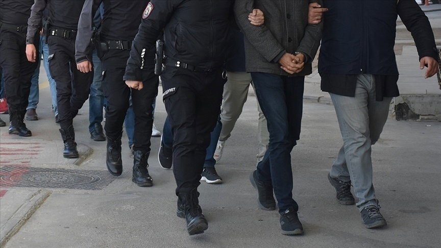 ATurk27's tweet photo. FETÖNÜN EMNİYET MAHREM YAPILANMASINA OPERASYON

İstanbul merkezli 6 ilde düzenlenen operasyonda gözaltına alınan 20 şüpheliden 14’ü tutuklandı

Garson' kod adlı gizli tanık verilerine dayanan soruşturmada şüphelilerin örgüt içinde sorumlu düzeyde faaliyet gösterdikleri belirlendi https://t.co/IZYWMZHWMl